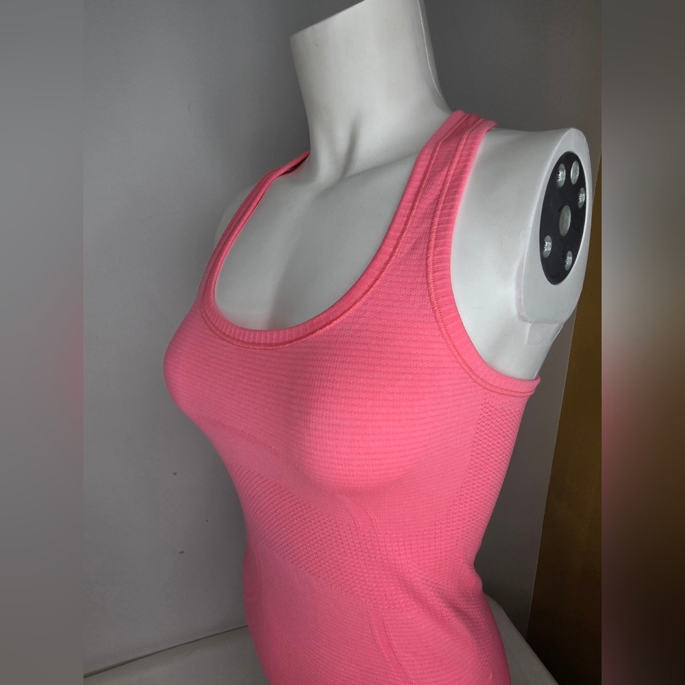 Lululemon Size 2 - Cutout Fitted Sleveless Vibrant Pink Tank Top - Picture 3 of 7